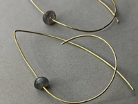 Maca orecch labradorite.png